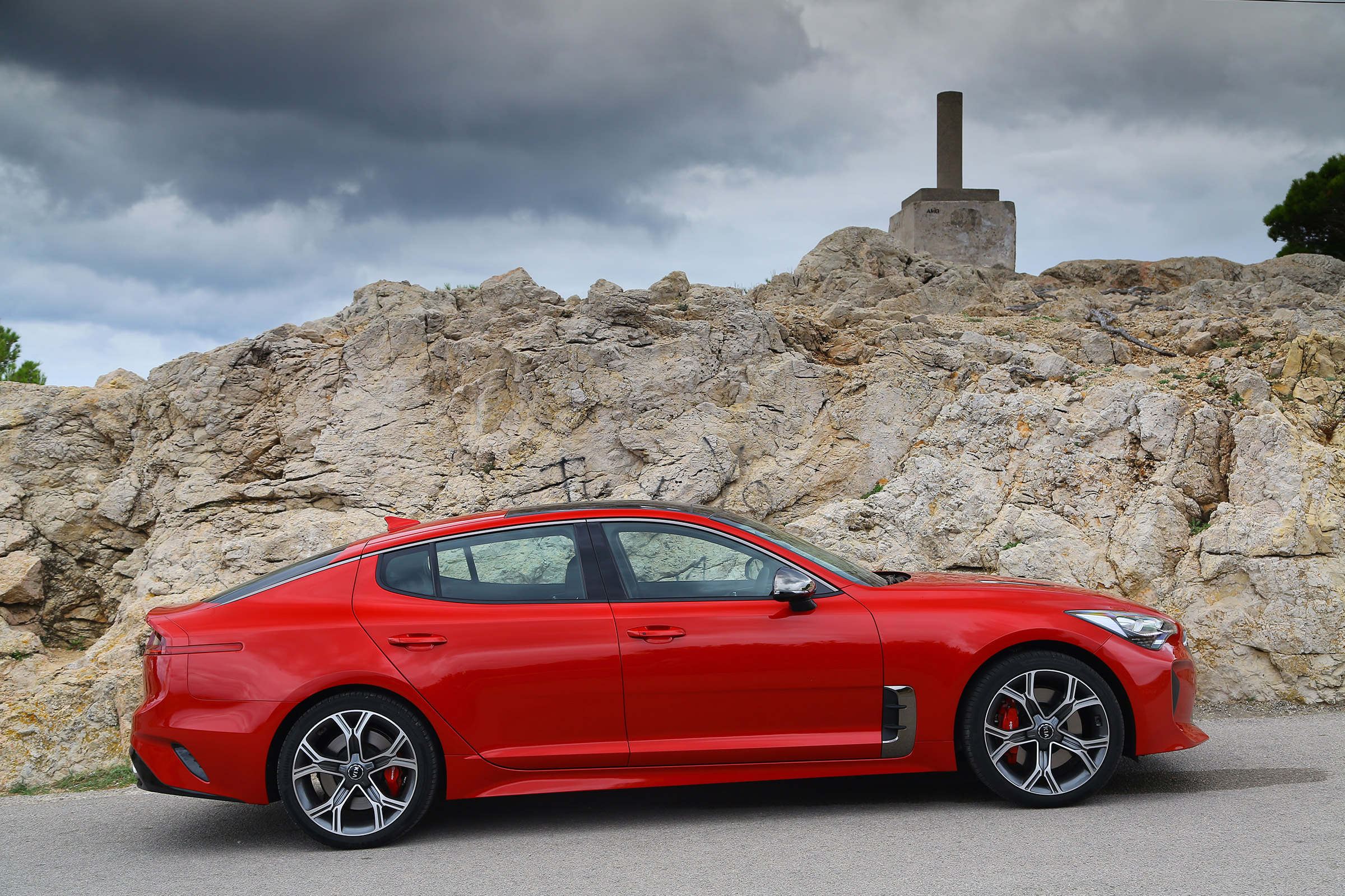 Kia Stinger - side