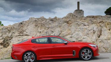 Kia Stinger - side