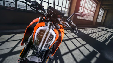 KTM Duke 125 review - headlight