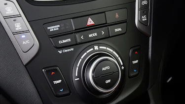 Used Hyundai Santa Fe - centre console