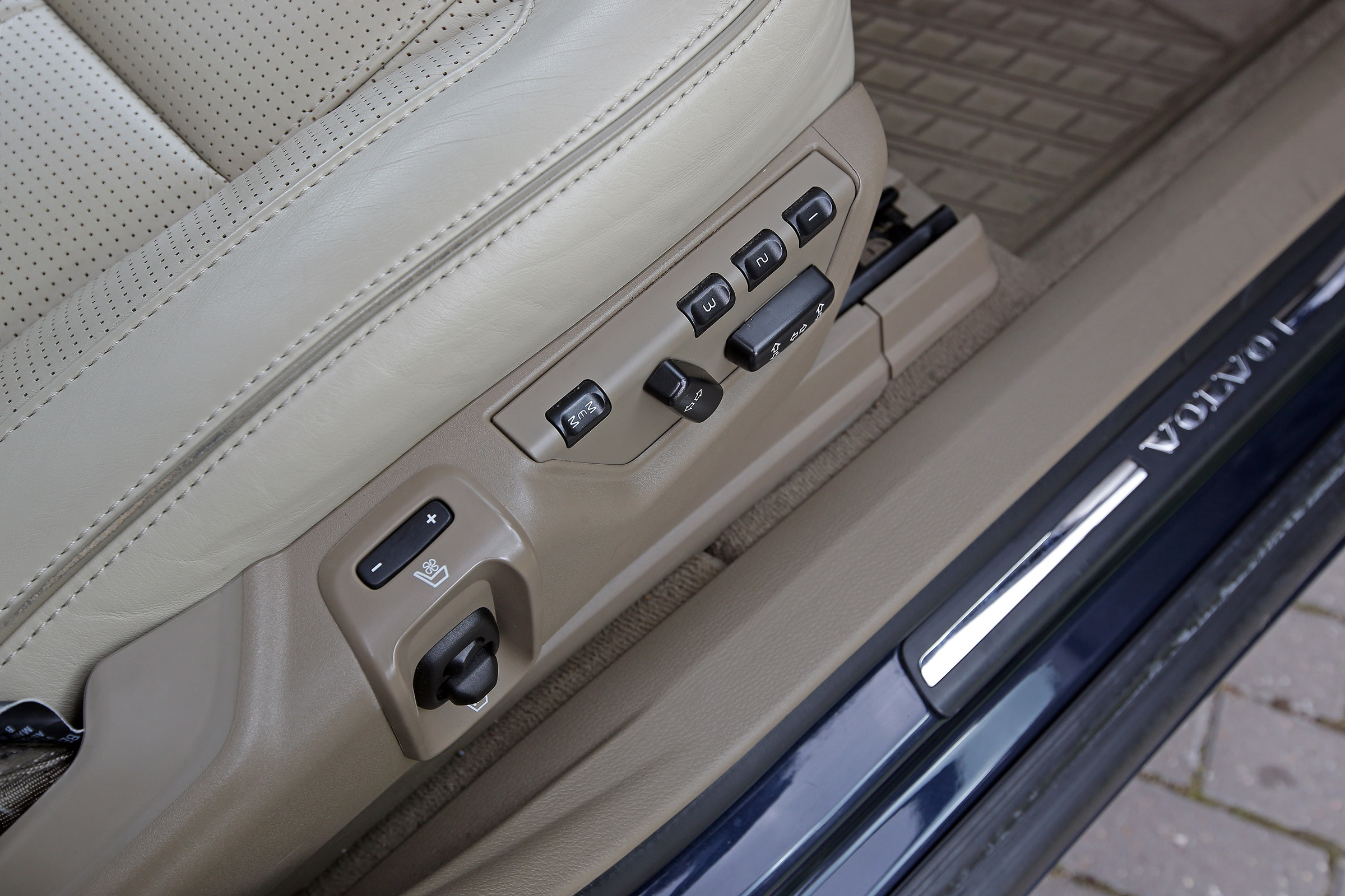Used Volvo XC90 - seat controls
