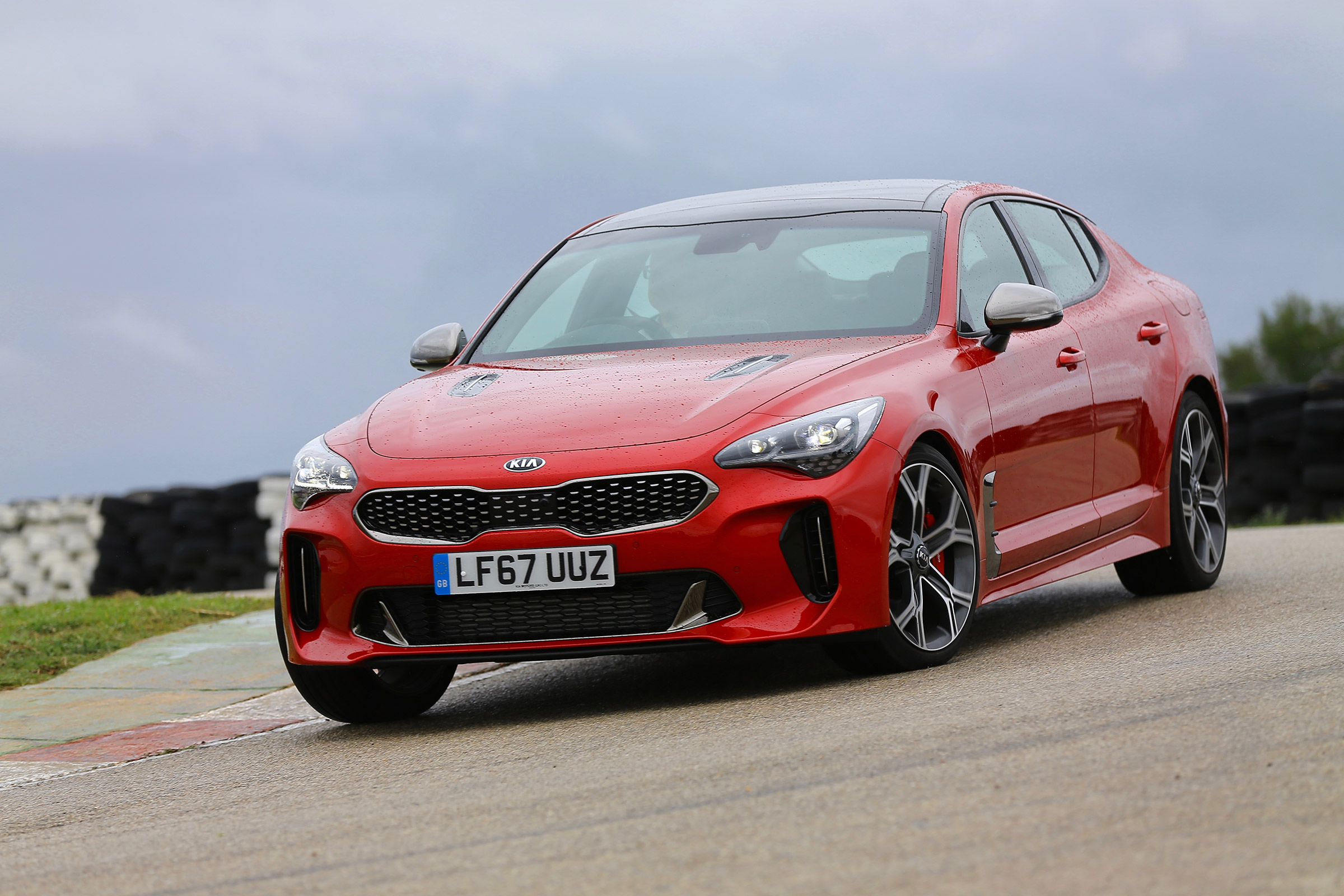 Kia Stinger - front cornering