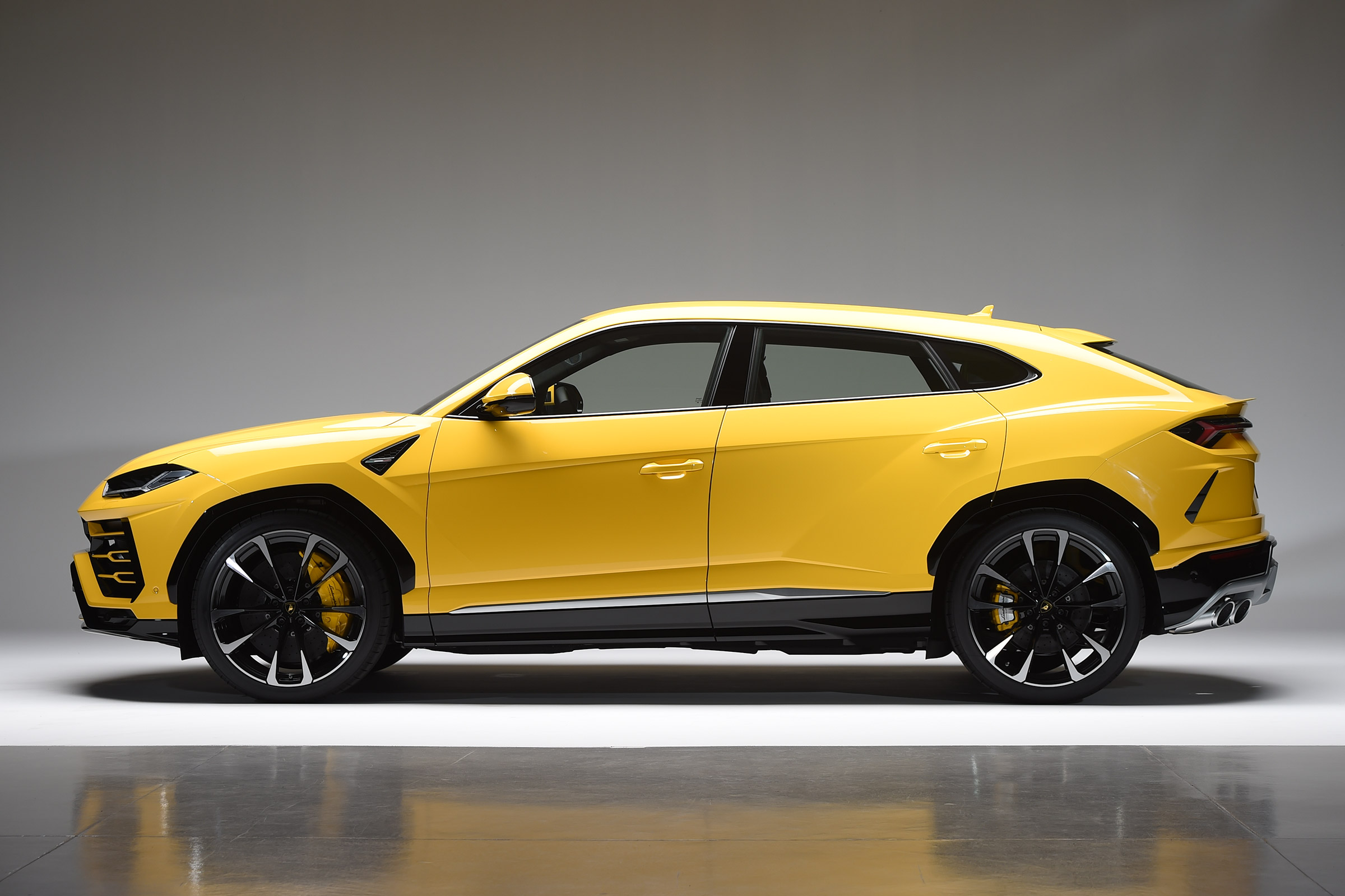 Lamborghini Urus - studio side
