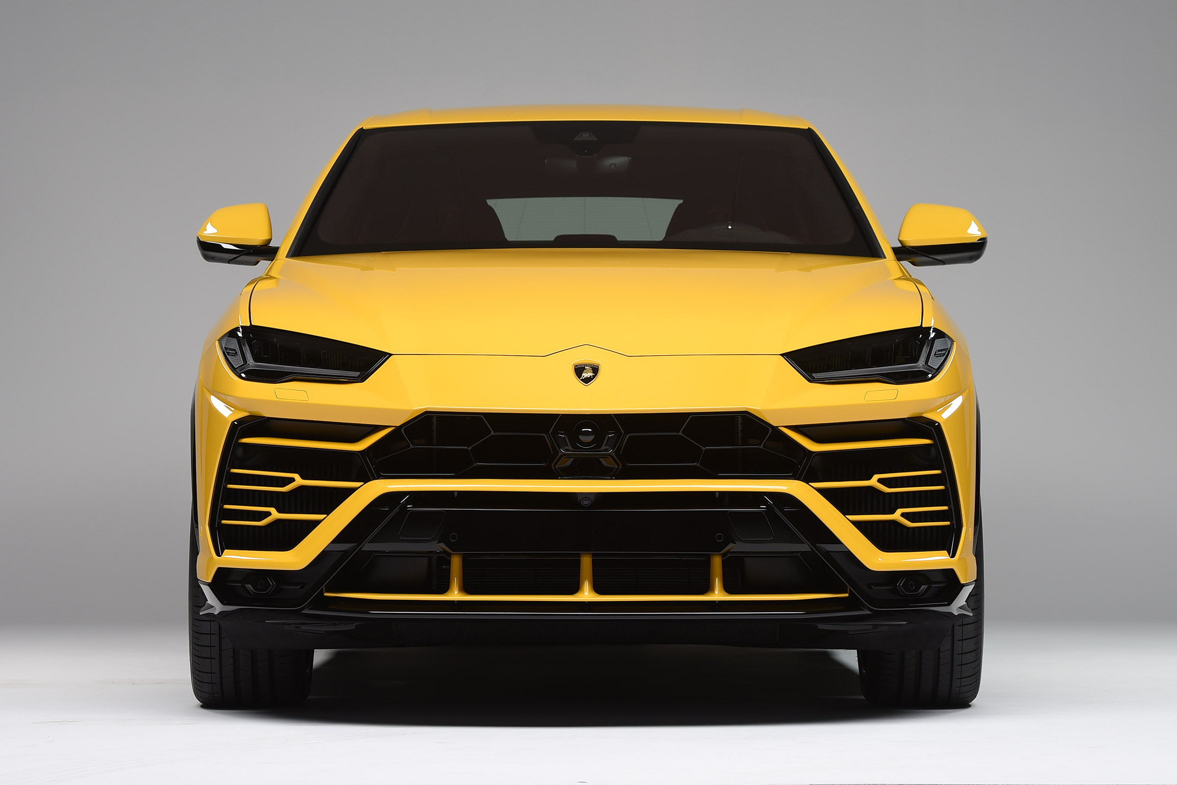 Lamborghini Urus - studio full front