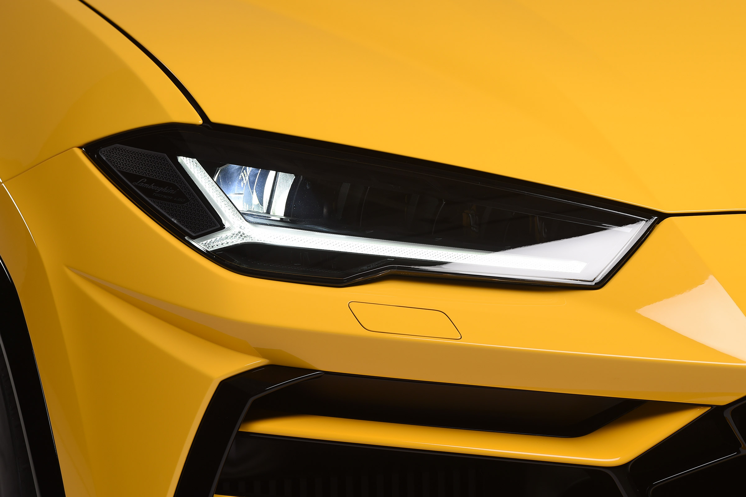 Lamborghini Urus - studio front light