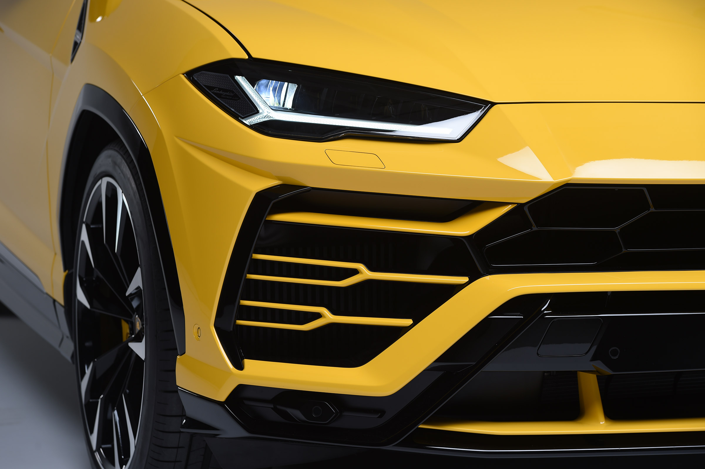 Lamborghini Urus - studio front detail