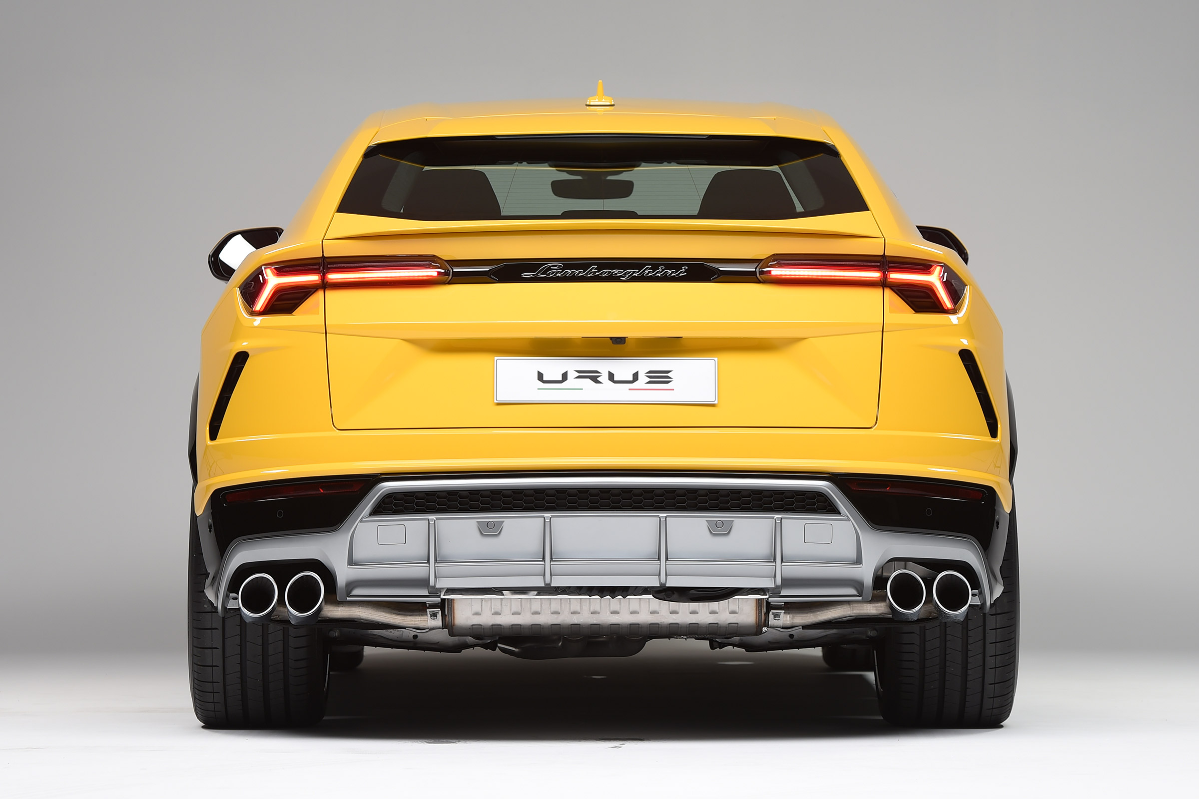 Lamborghini Urus - studio full rear