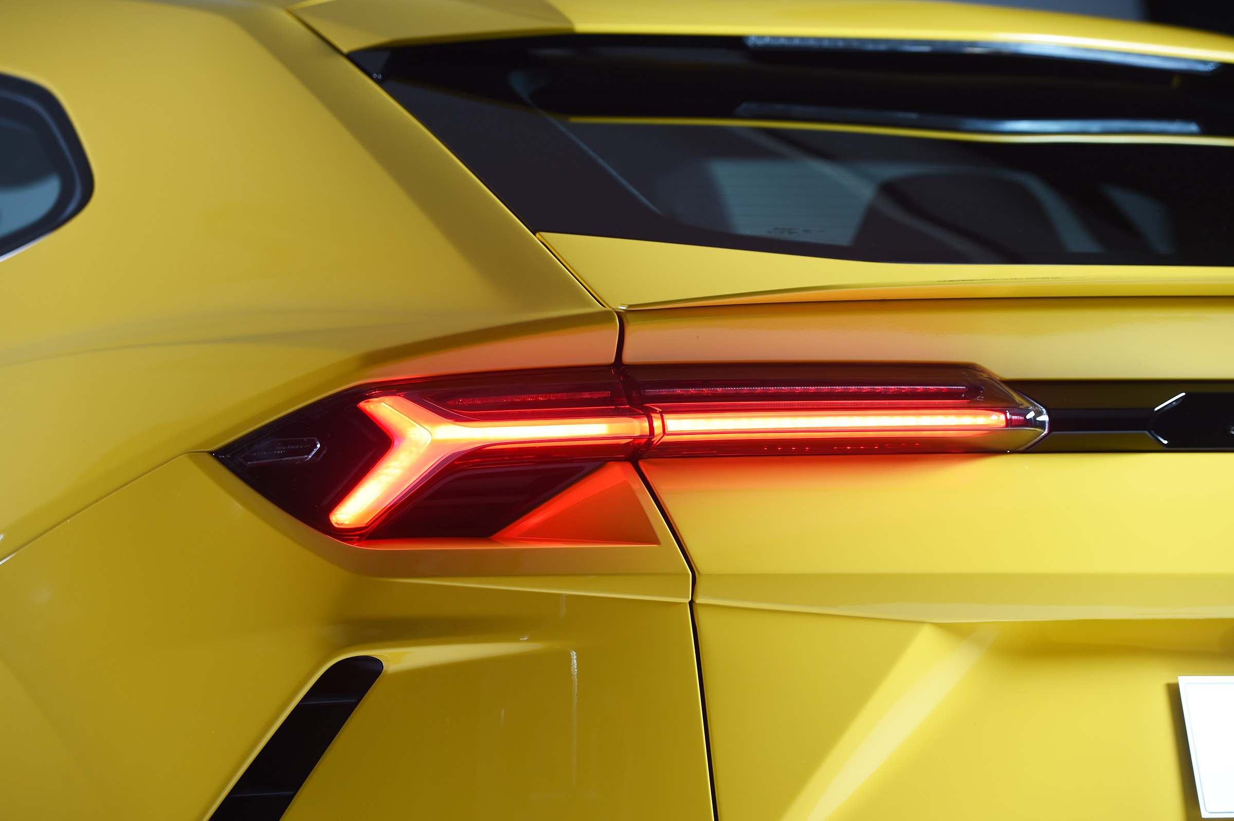 Lamborghini Urus - studio rear light