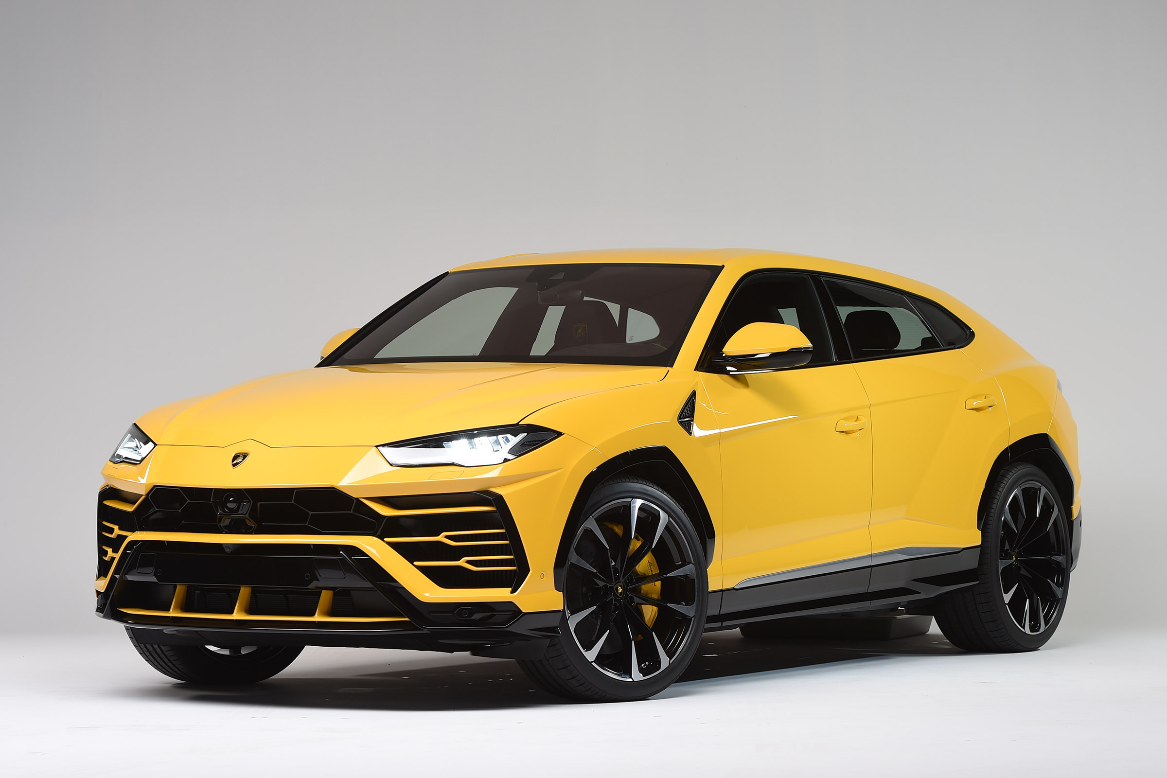 Lamborghini Urus - studio front