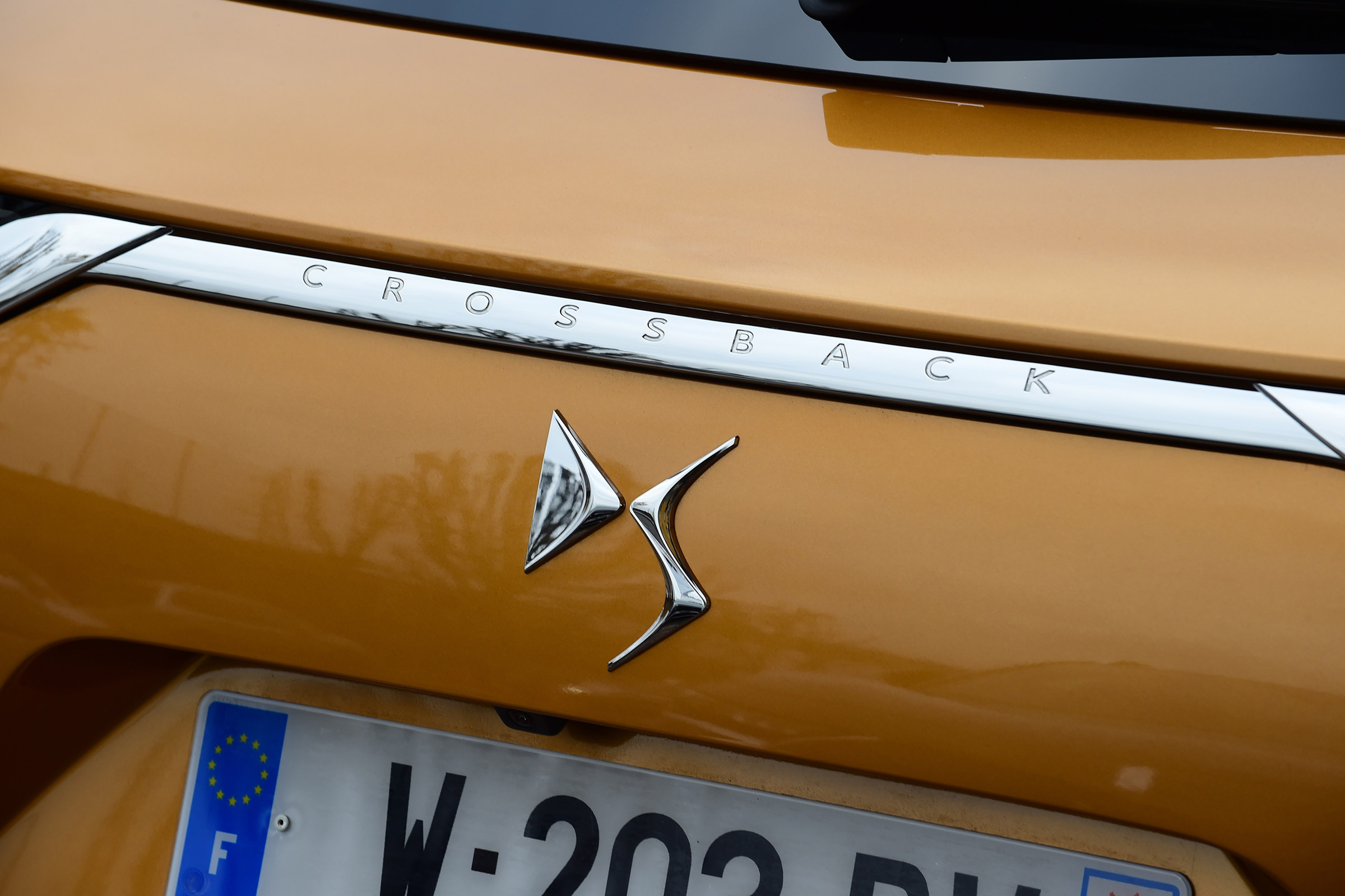 DS 7 Crossback - DS badge