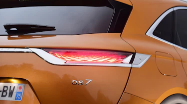 DS 7 Crossback - DS 7 badge