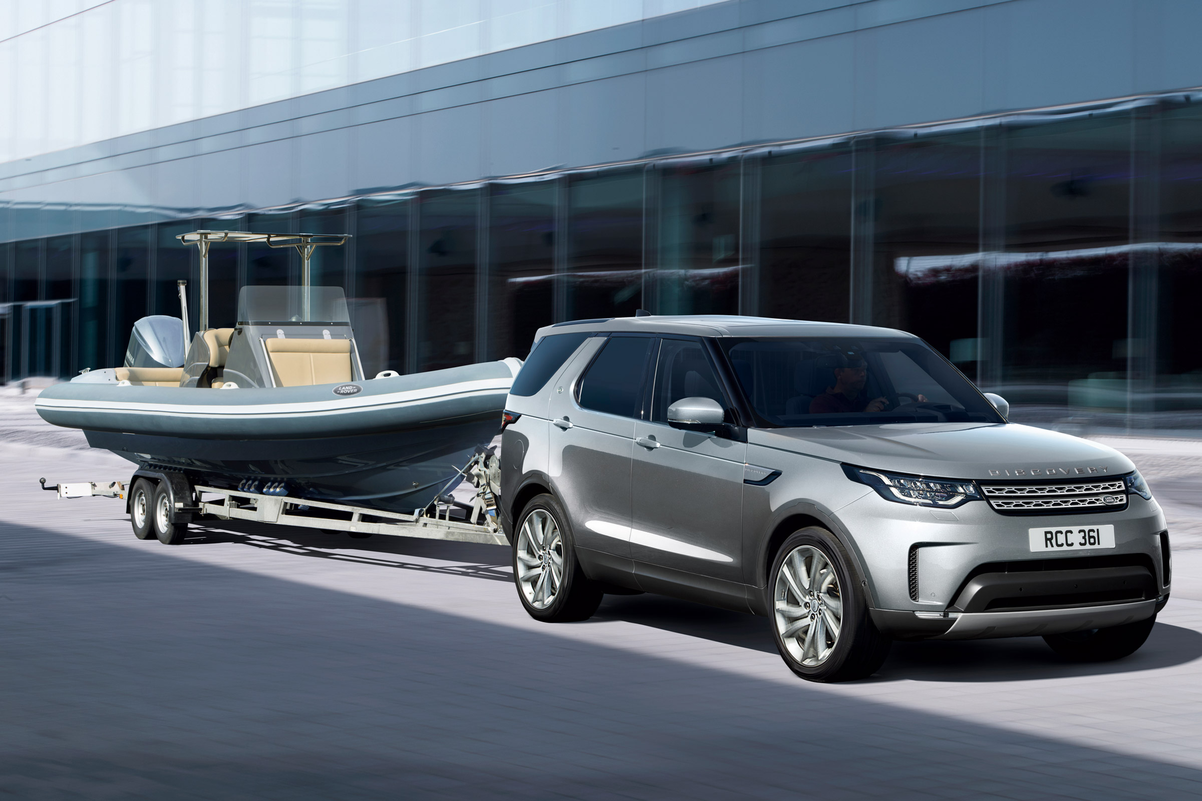 Land Rover Discovery Commercial boat