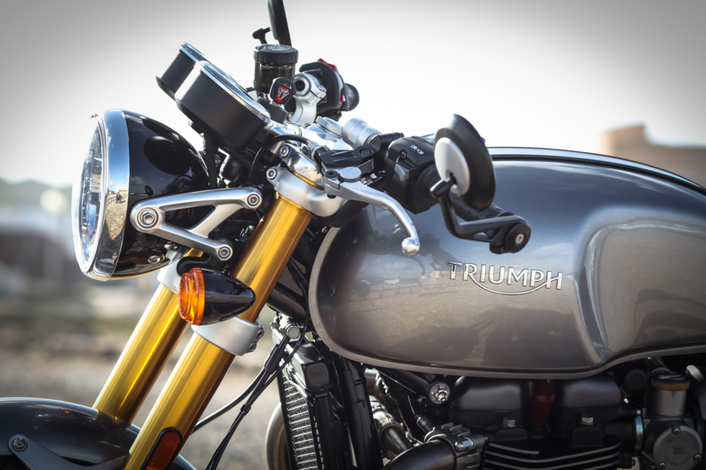 Triumph Thruxton R review - handle bars