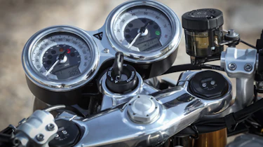 Triumph Thruxton R review - dials