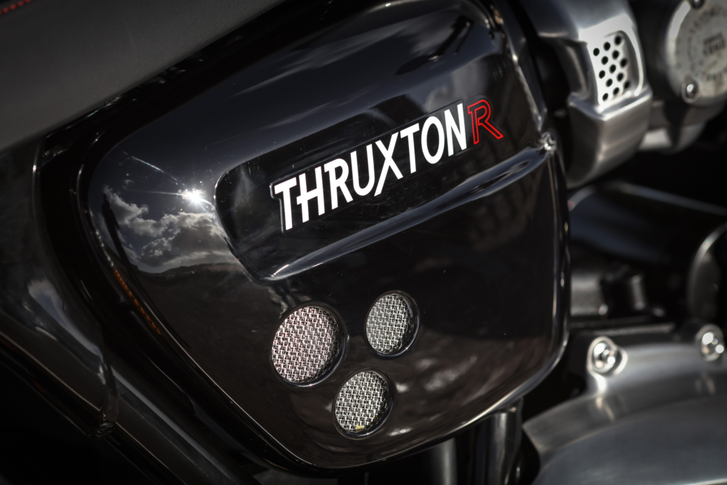 Triumph Thruxton R review - Thruxton R badge