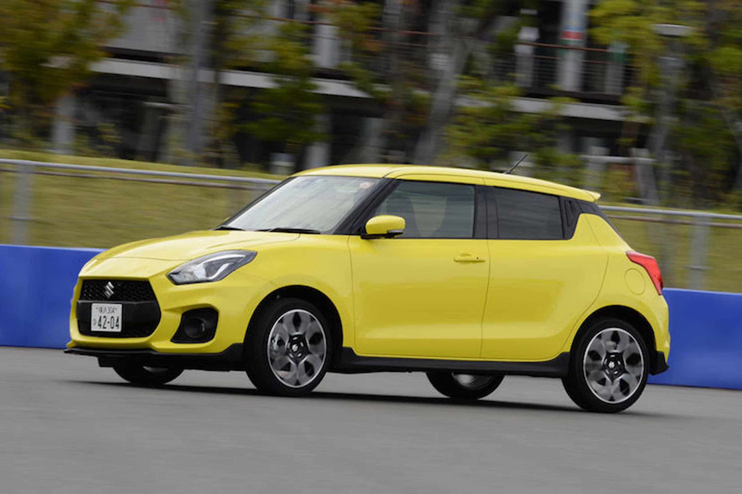 Suzuki Swift Sport - side action