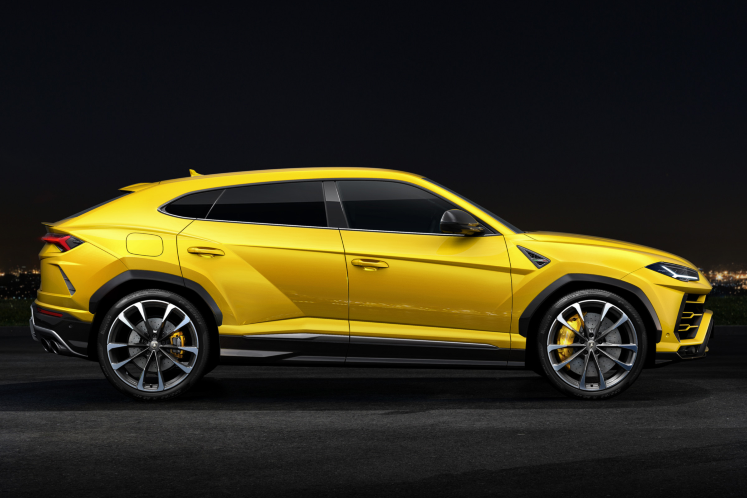 Lamborghini Urus - side profile