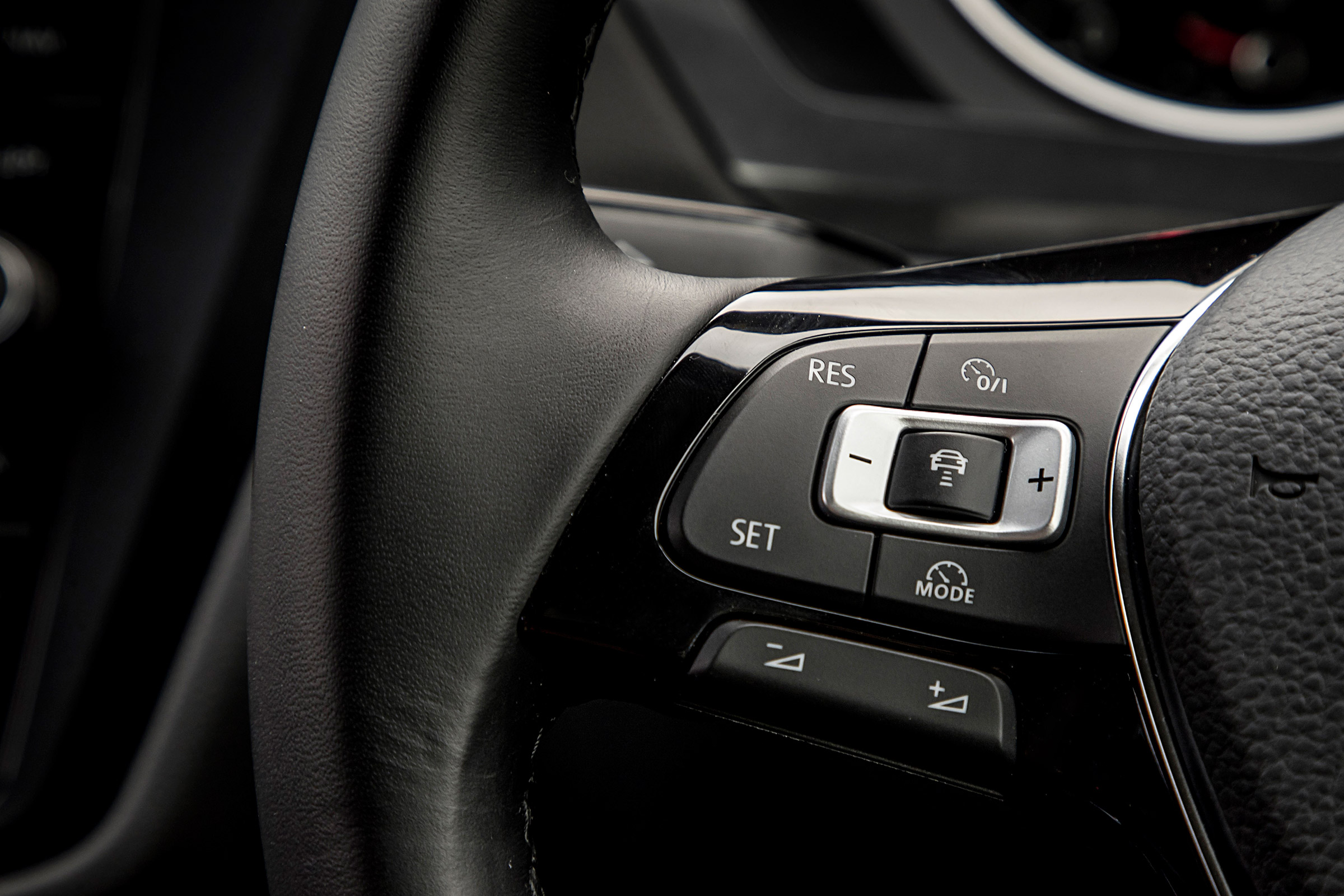 Volkswagen Tiguan Allspace - steering wheel controls
