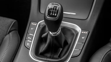 Hyundai i30 Fastback - gear lever