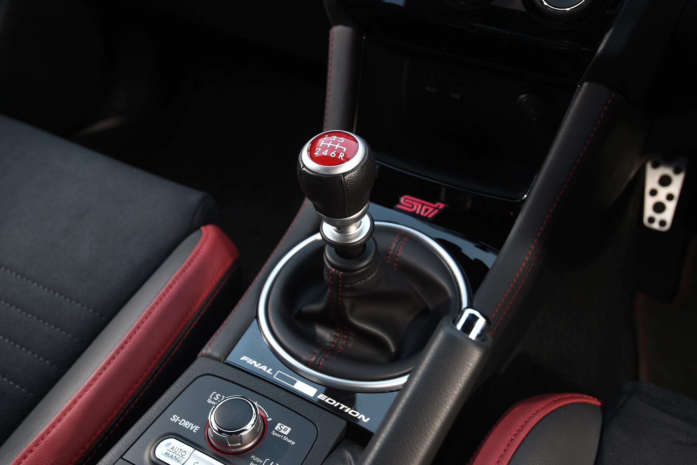 Subaru WRX STi Final Edition - gear stick