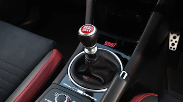 Subaru WRX STi Final Edition - gear stick
