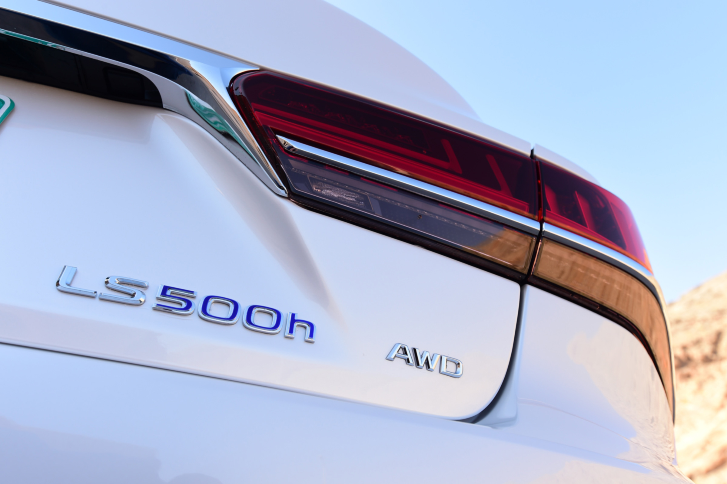 Lexus LS 500h 2018 review - LS 500h badge
