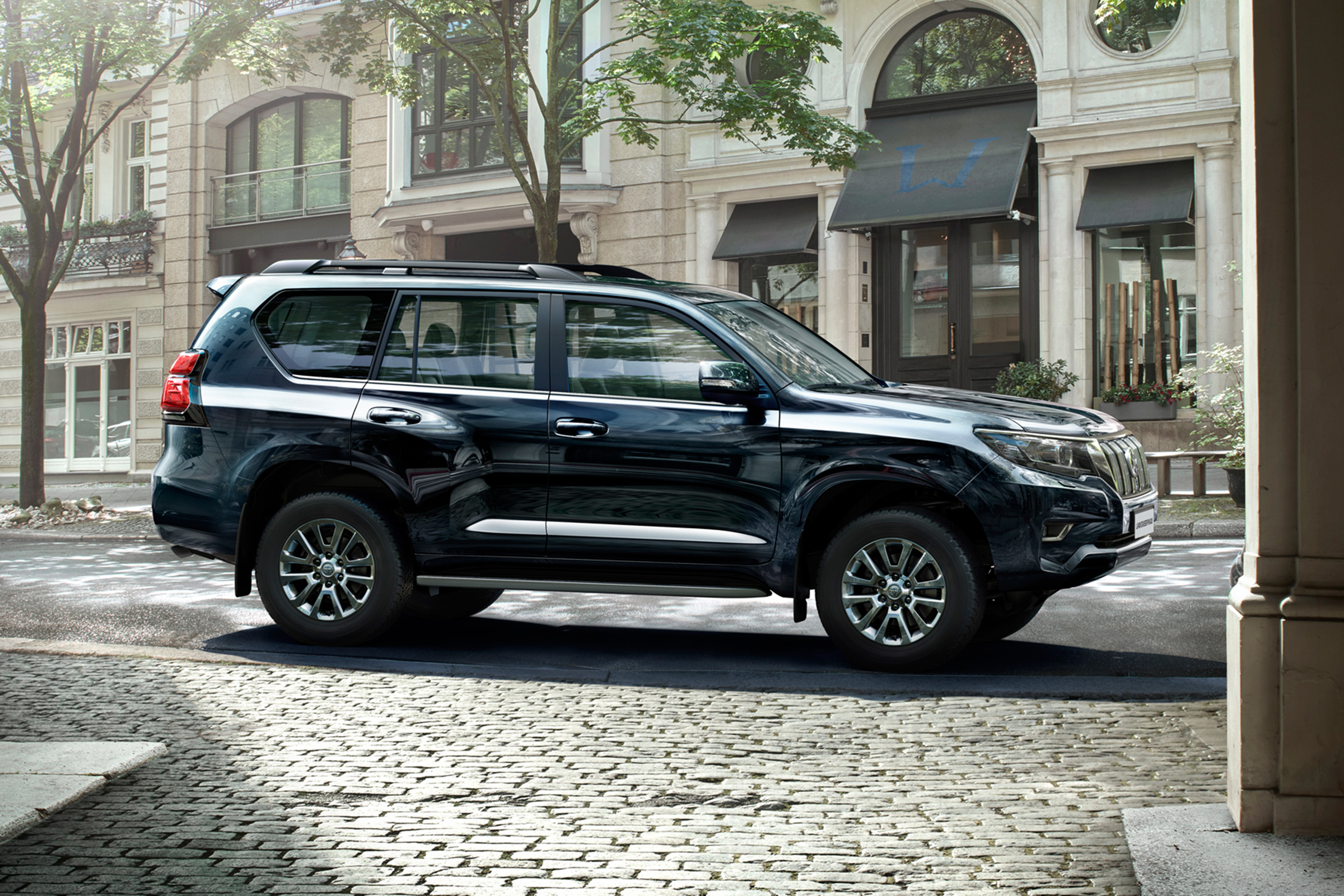 2018 Toyota Land Cruiser - side