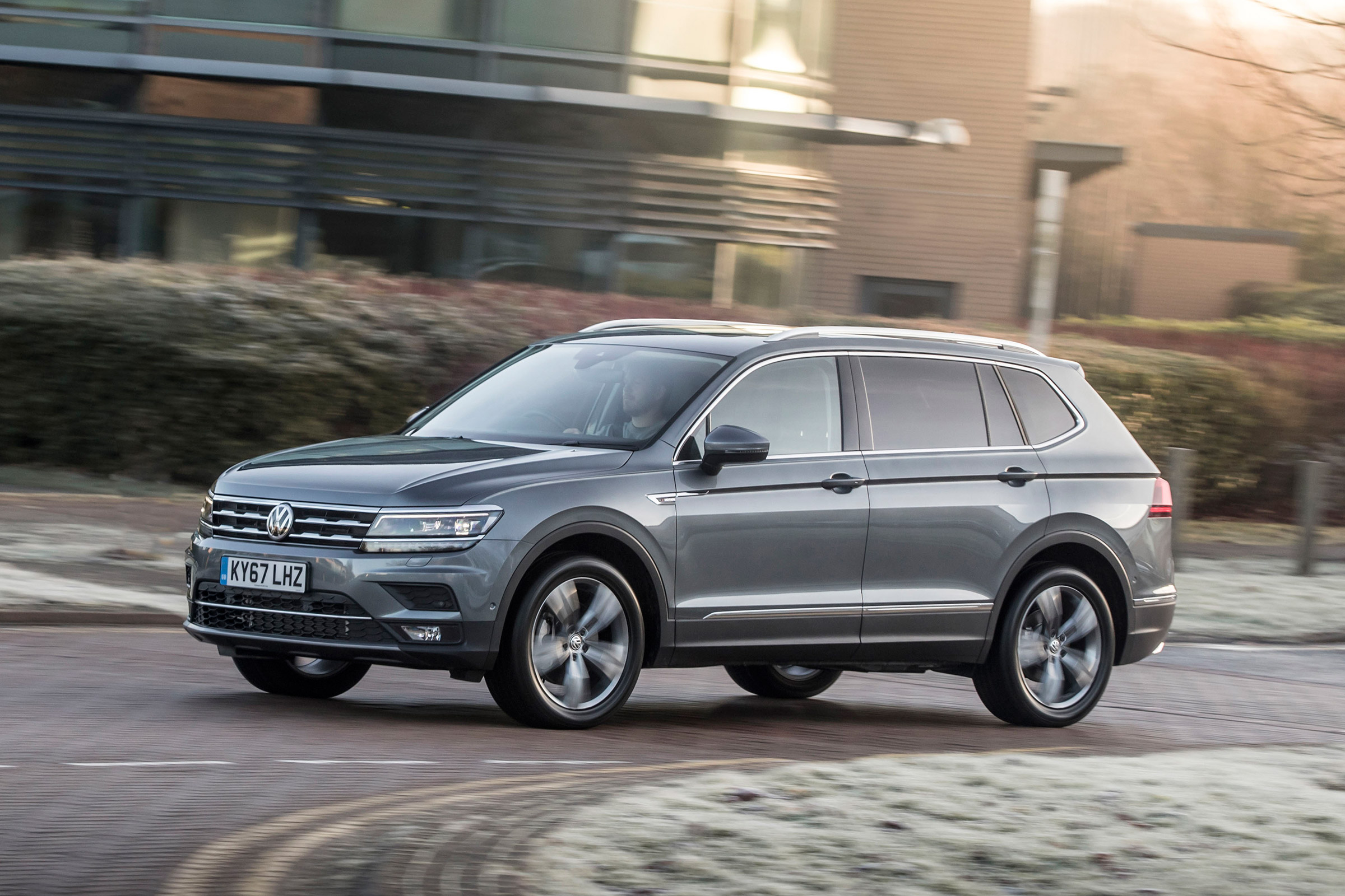 Volkswagen Tiguan Allspace - front cornering