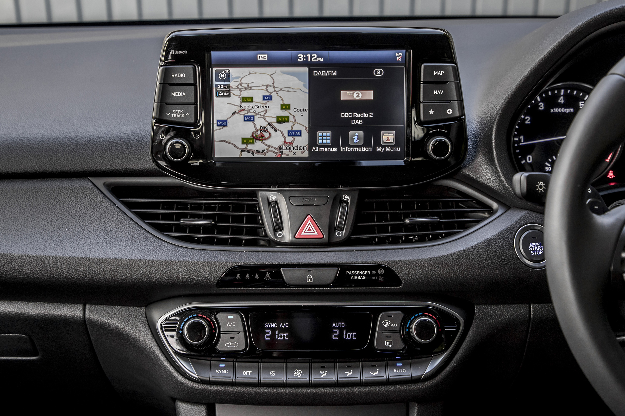 Hyundai i30 Fastback - infotainment