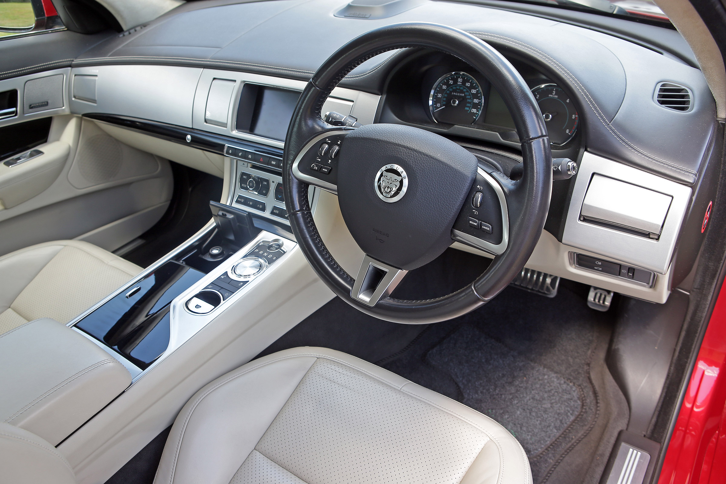 Used Jaguar XF - interior