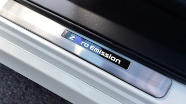 Nissan Leaf - sill
