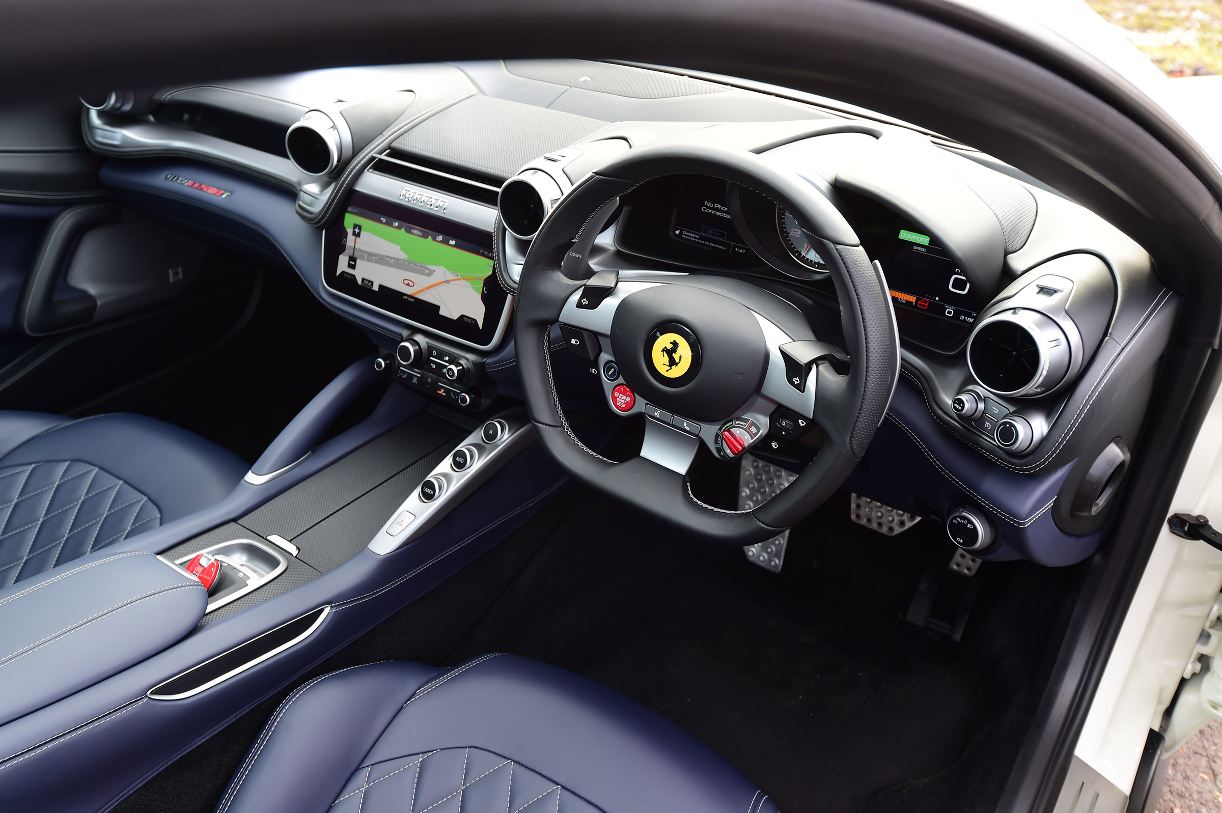 Ferrari GTC4 Lusso T - cabin