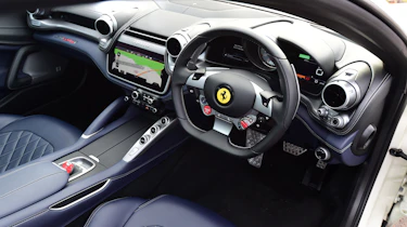 Ferrari GTC4 Lusso T - cabin