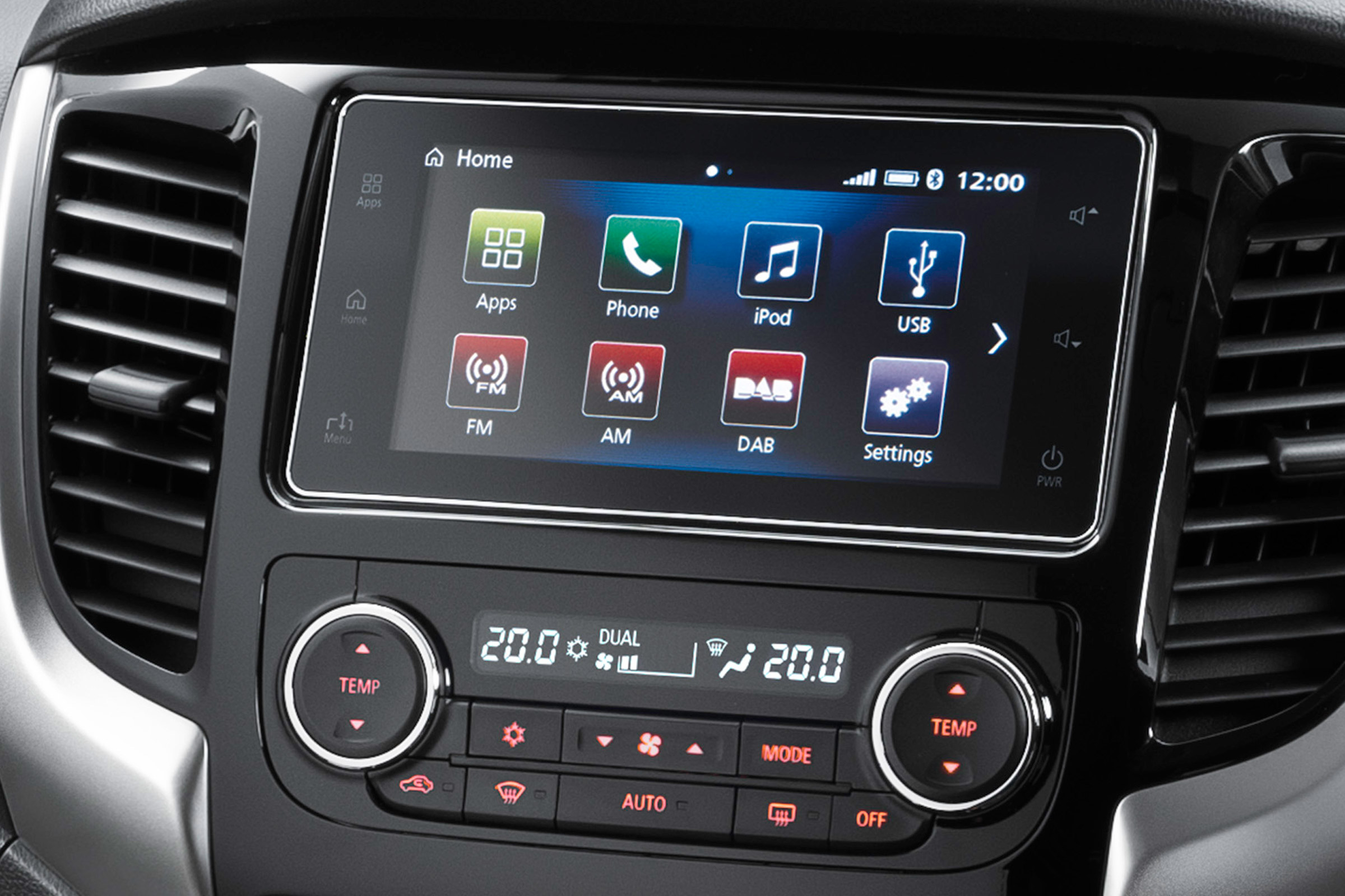 Mitsubishi L200 pick-up gains towing capacity - infotainment