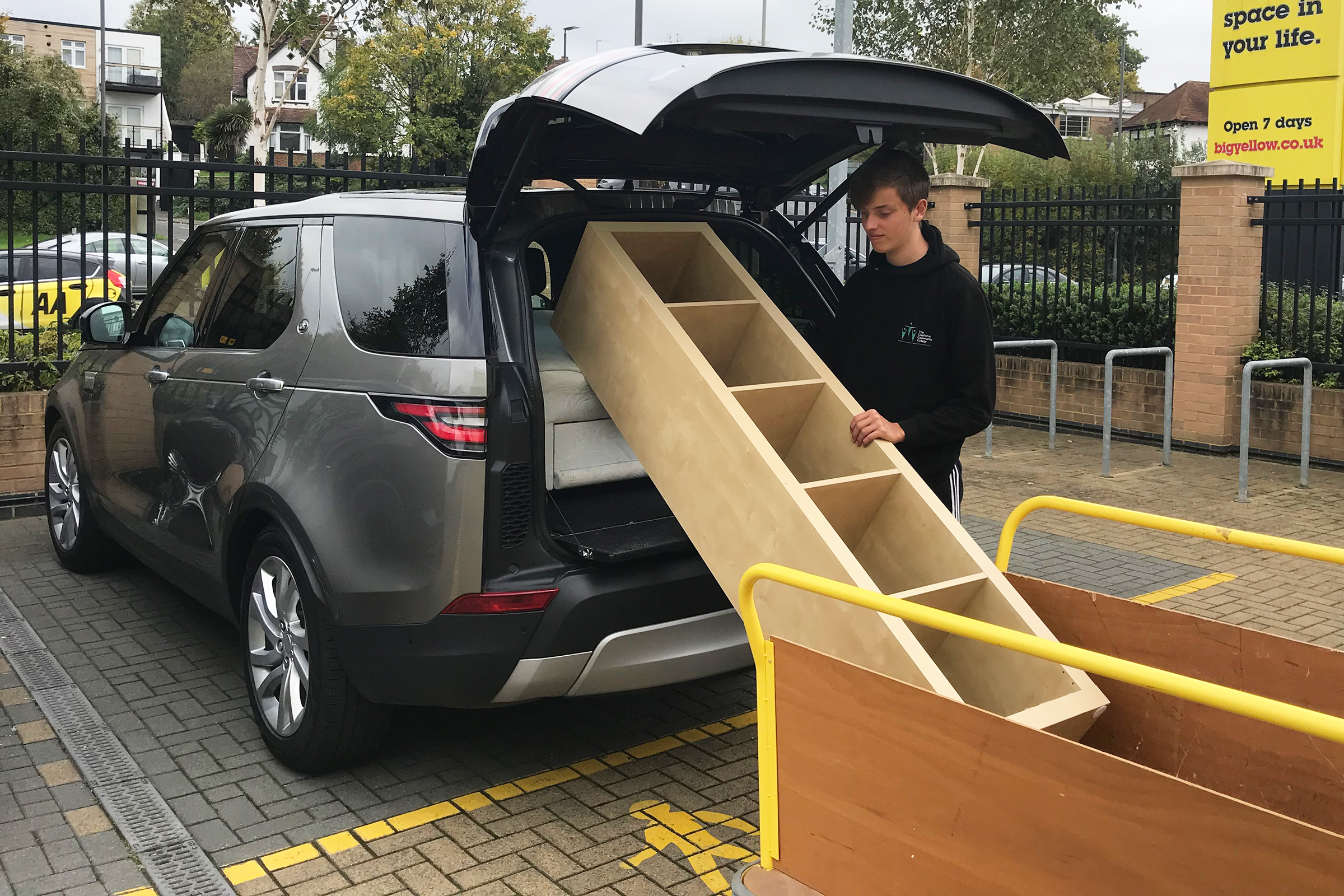 Land Rover Discovery - loading