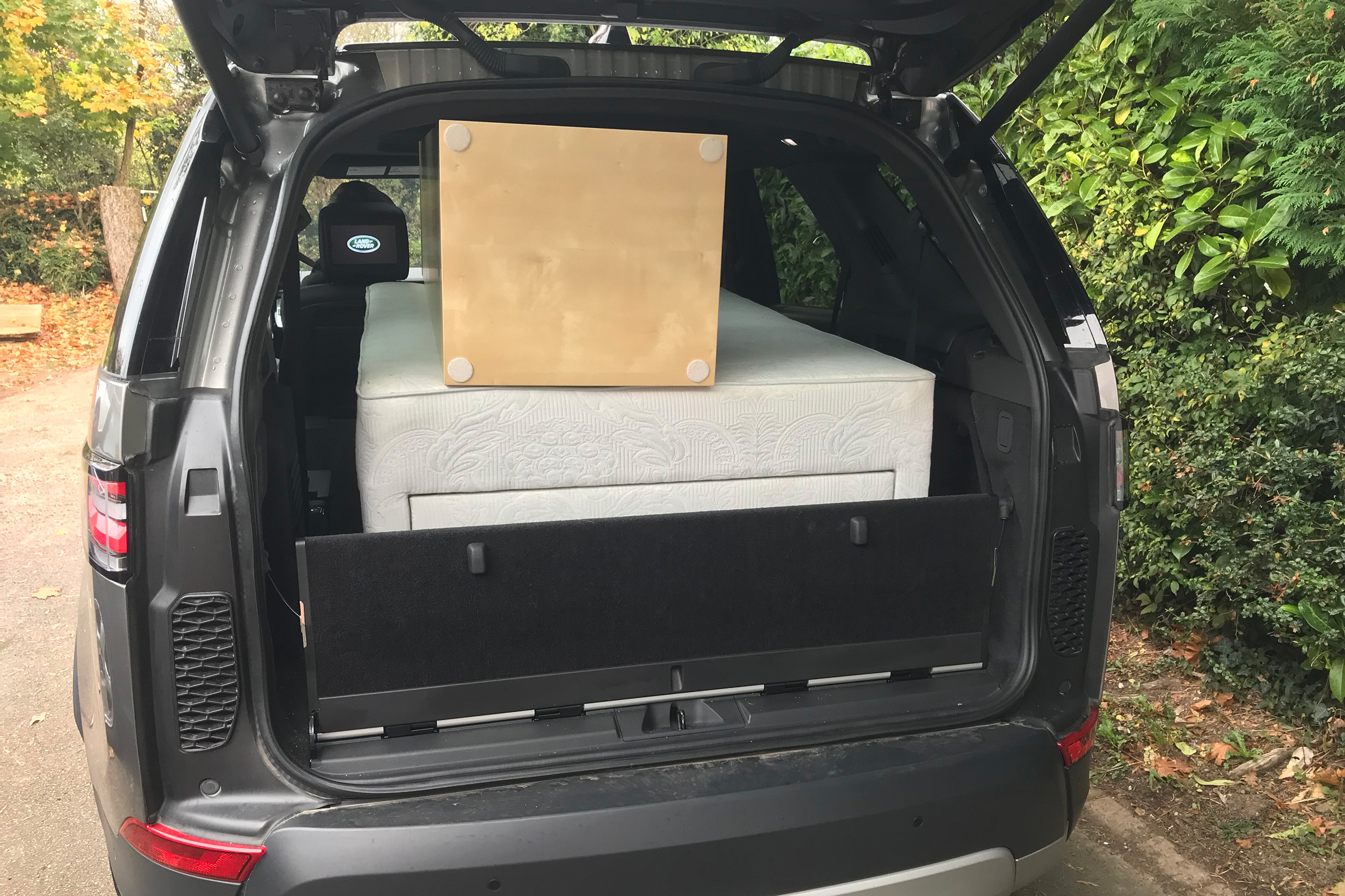 Land Rover Discovery - furniture