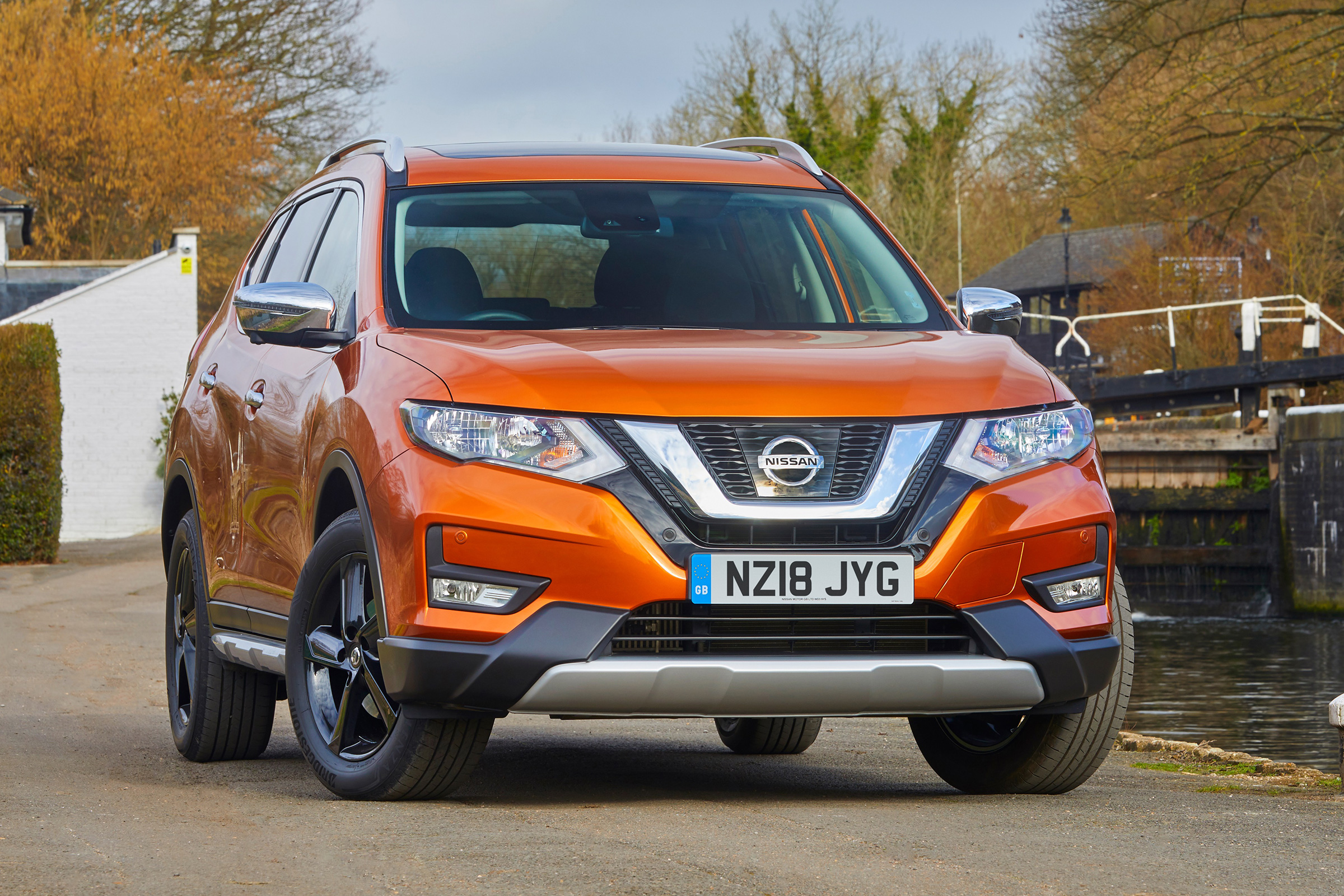 Nissan X-Trail Platinum Edition - front
