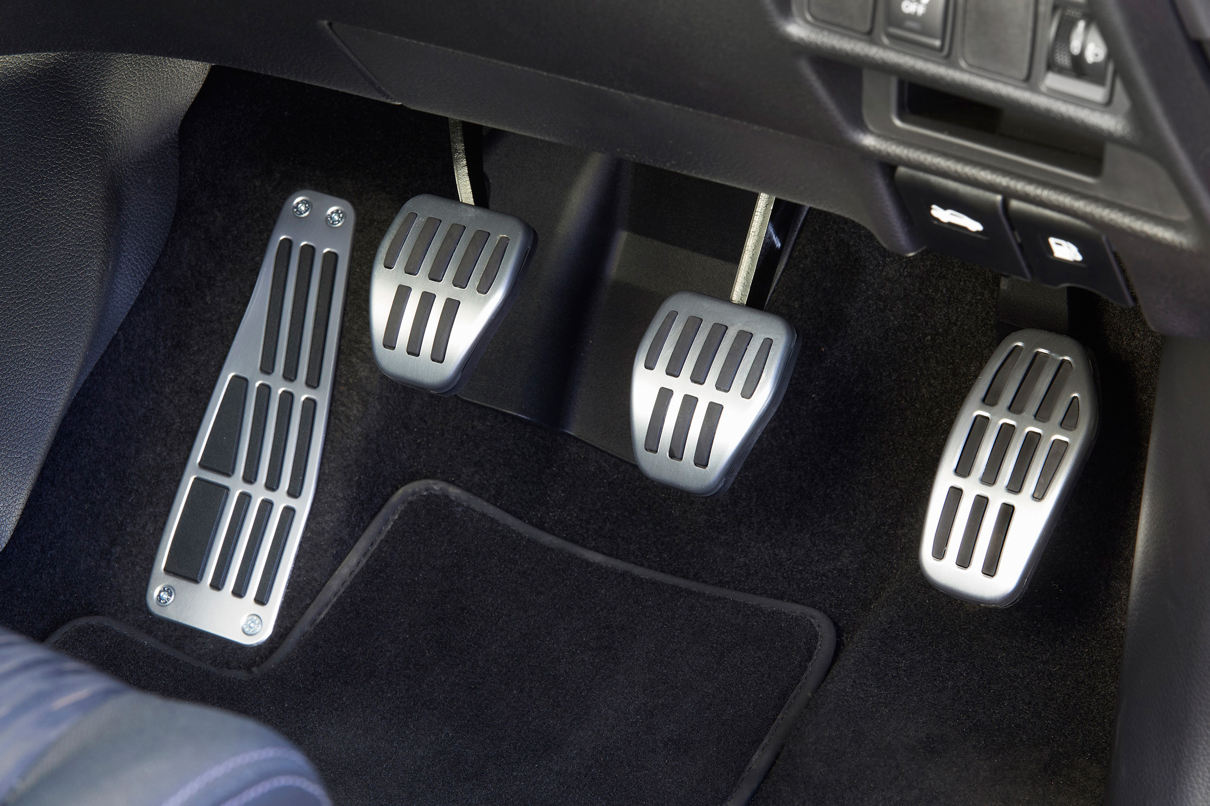 Nissan X-Trail Platinum Edition - pedals