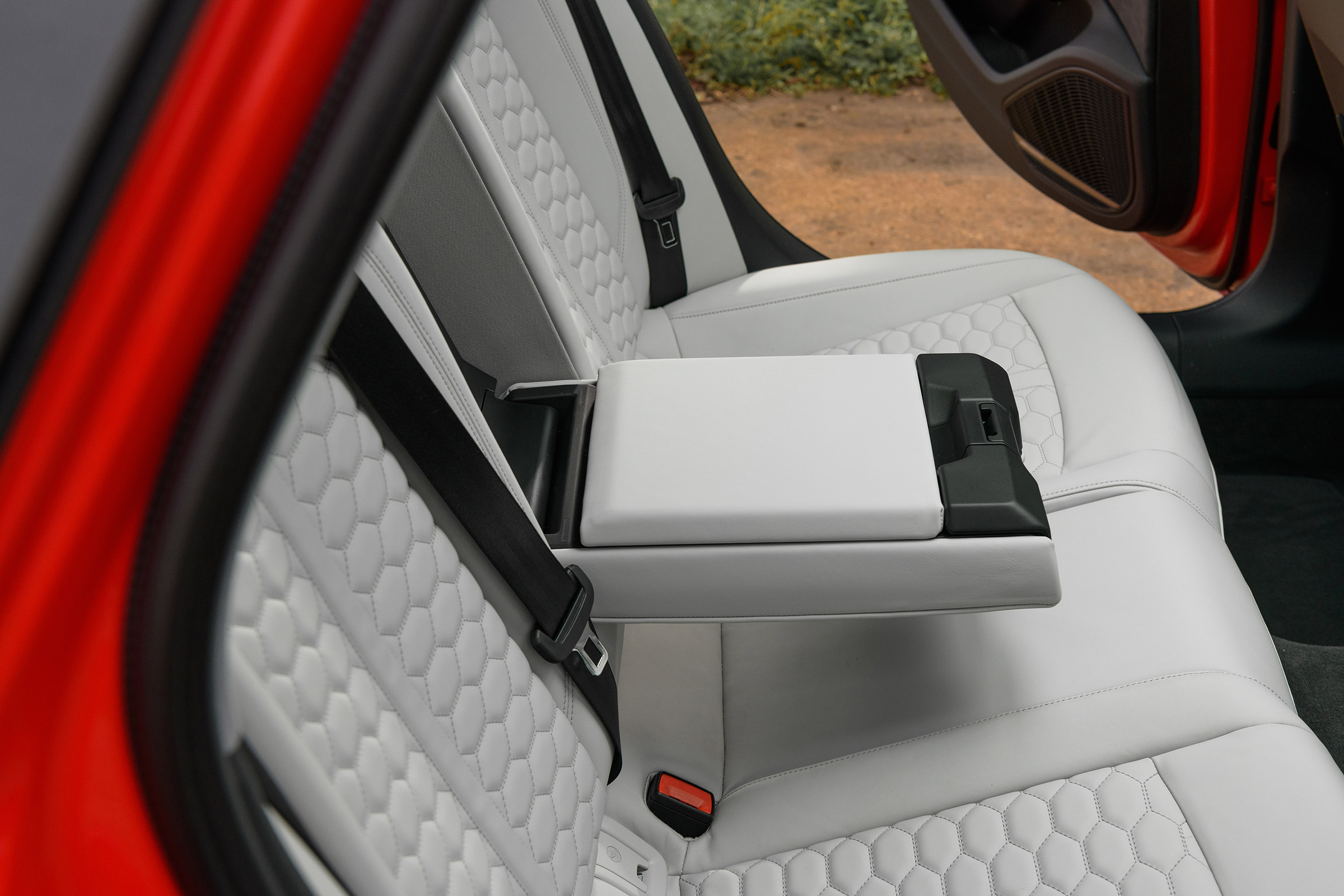 Audi RS 4 Avant - rear seats