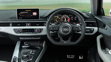 Audi RS 4 Avant - dash