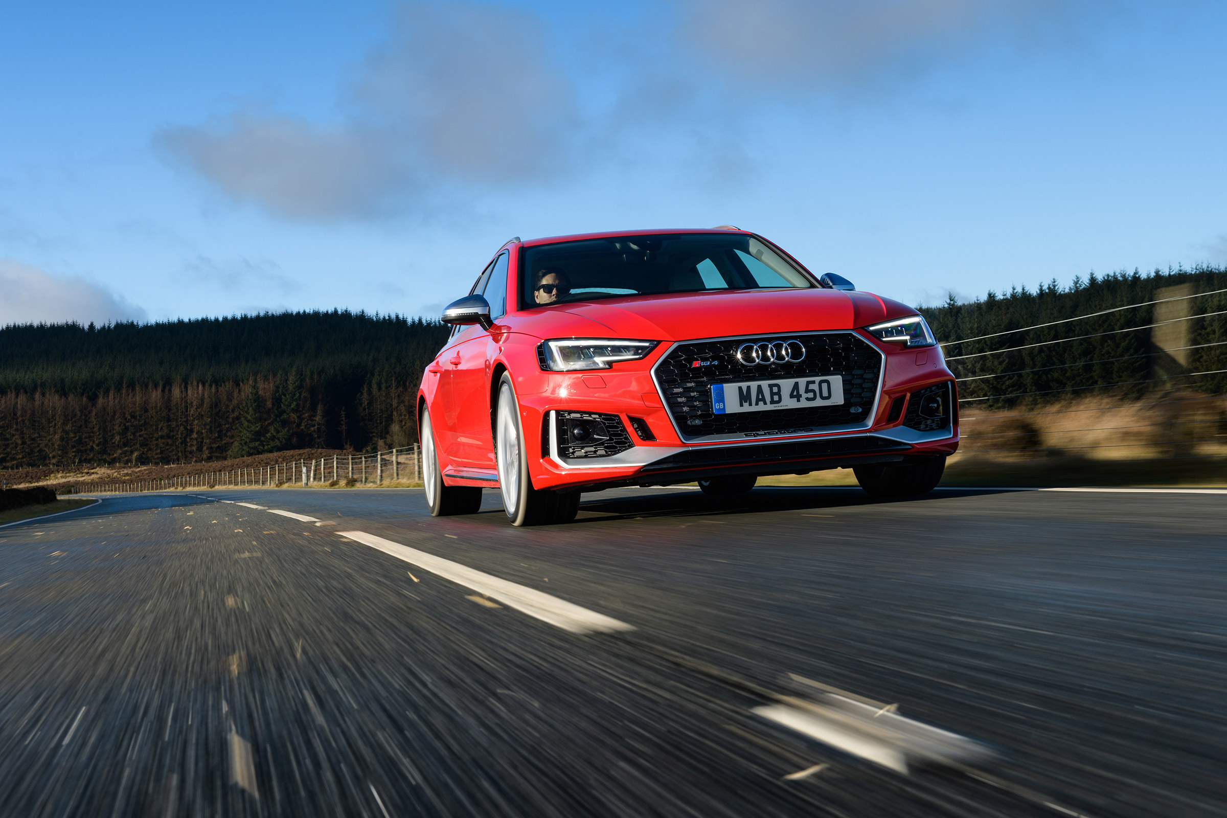 Audi RS 4 Avant - front panning