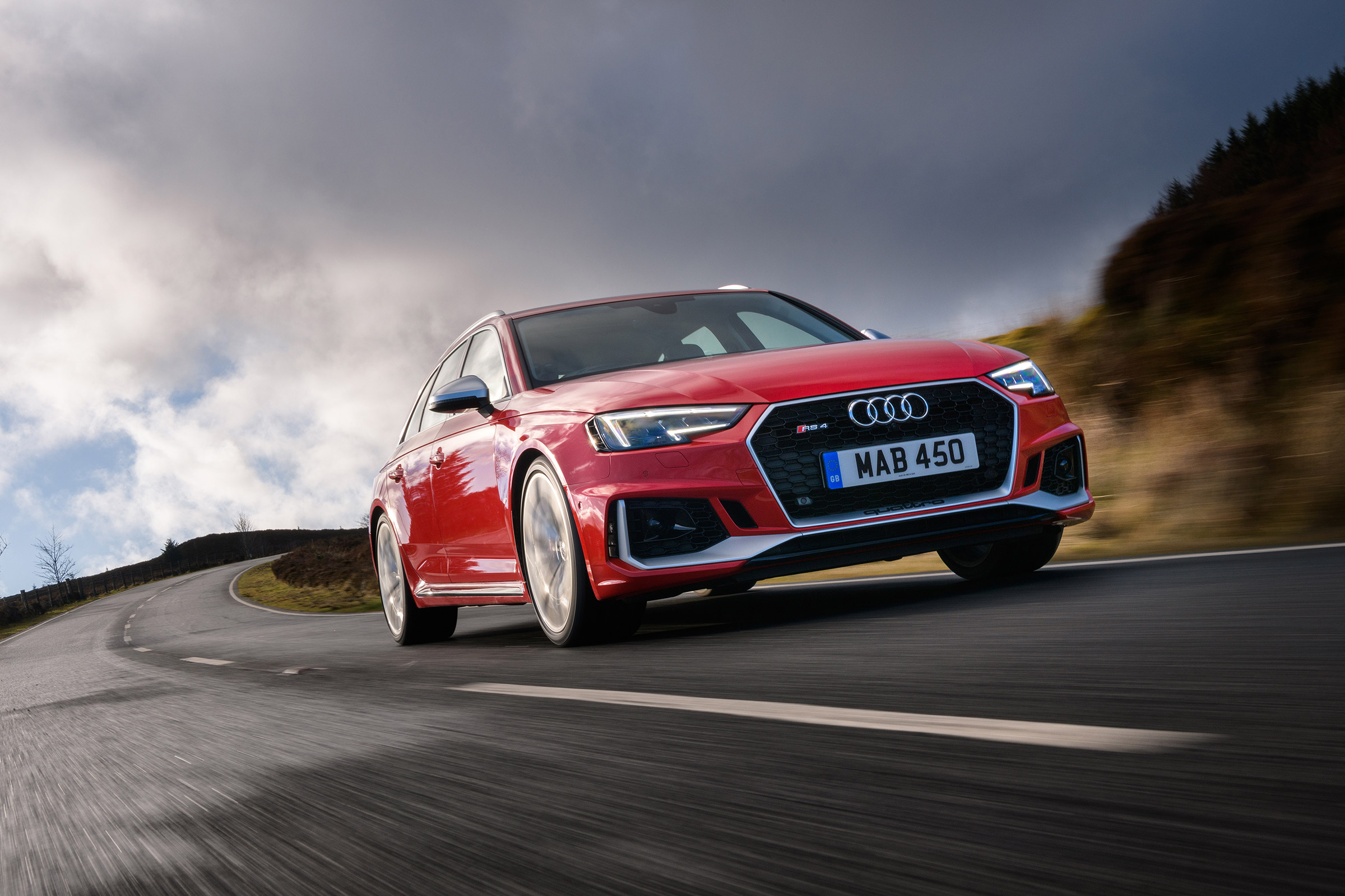 Audi RS 4 Avant - front tracking