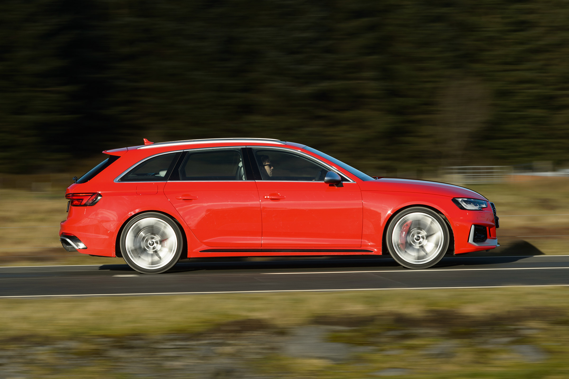 Audi RS 4 Avant - side