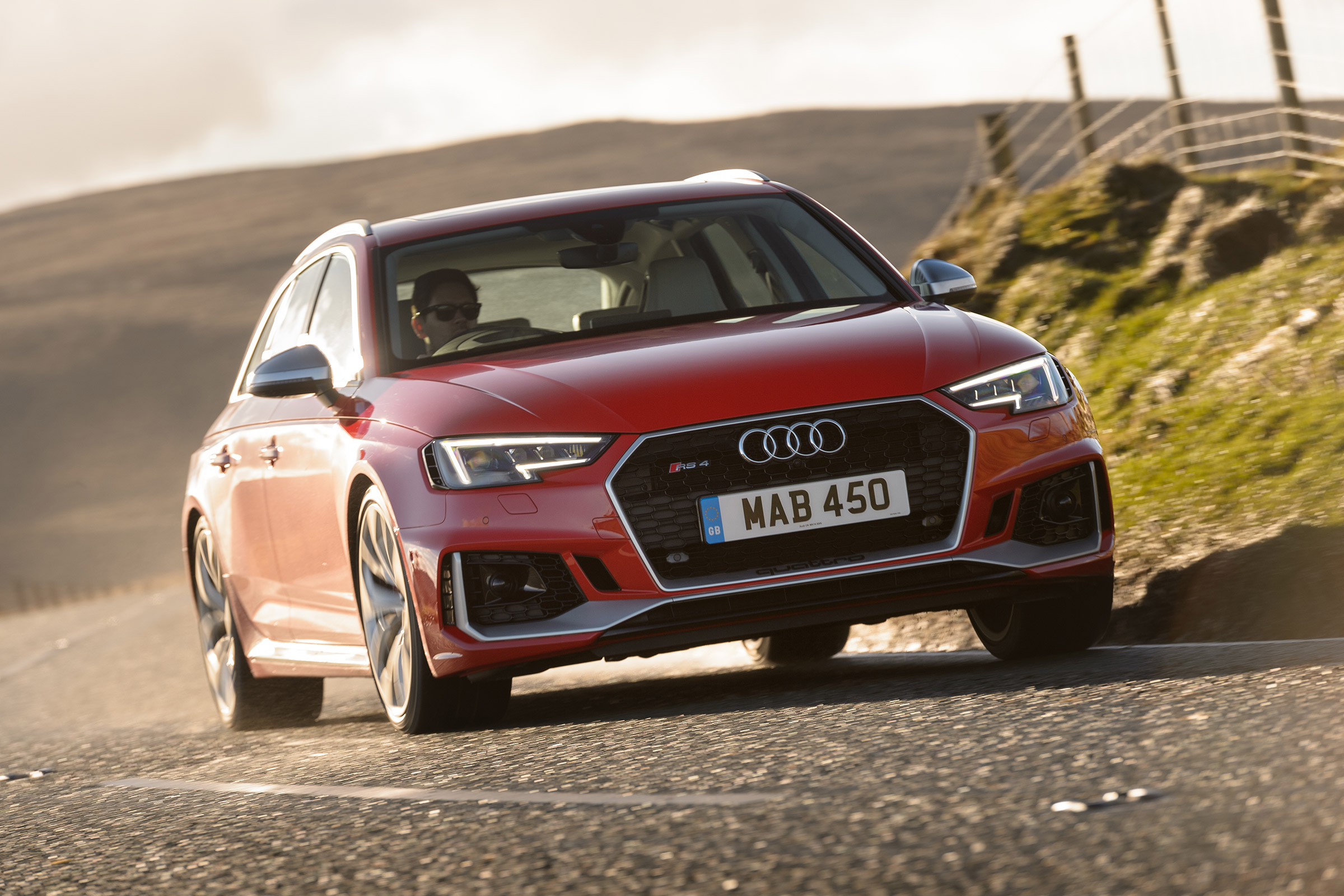 Audi RS 4 Avant - front action