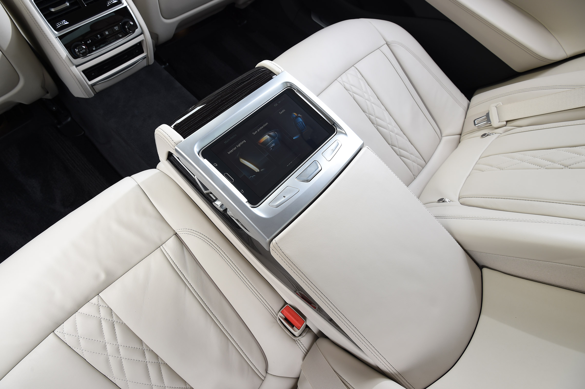 BMW 7 Series - rear centre console