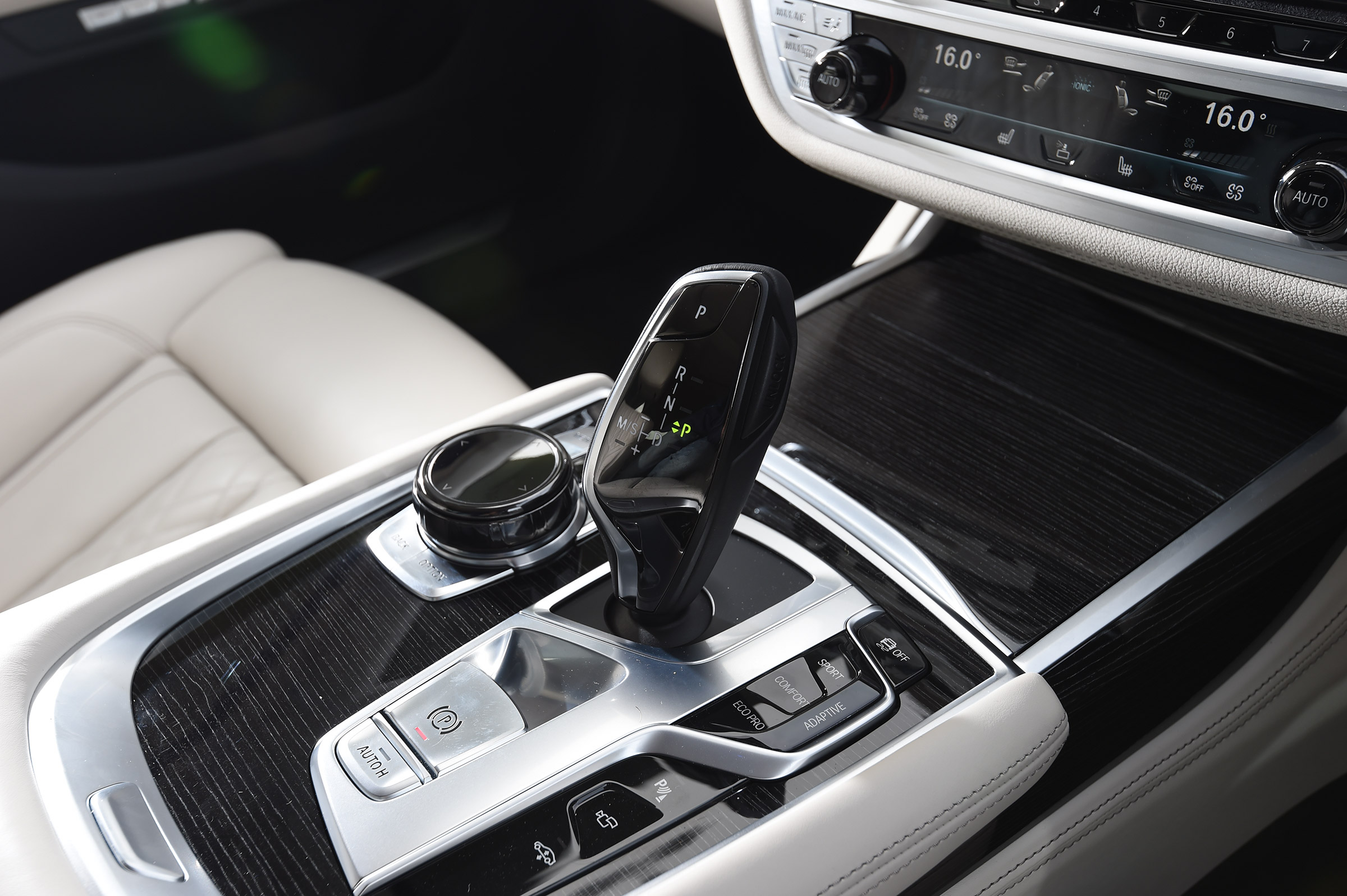 BMW 7 Series - centre console