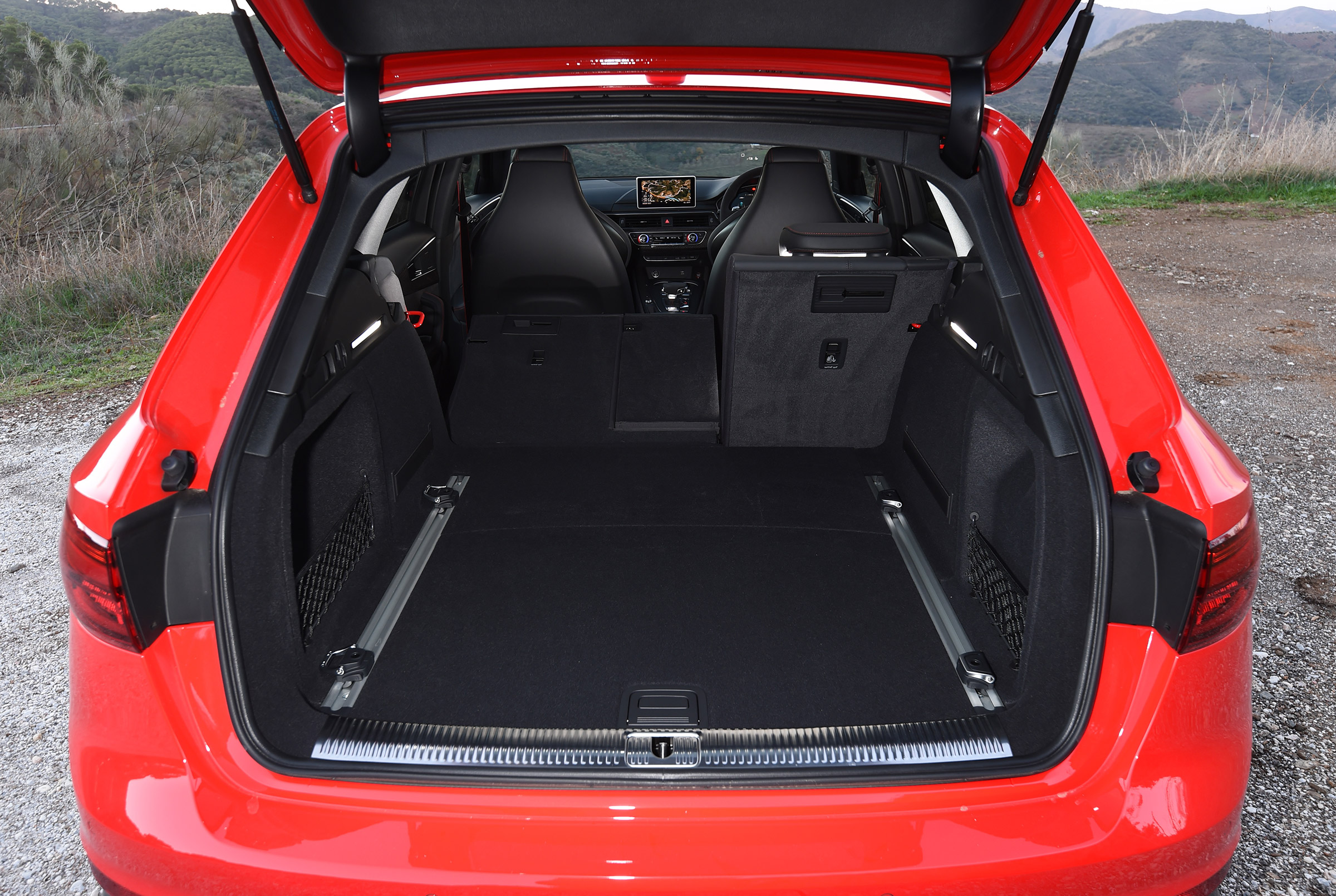 Audi RS 4 Avant - boot