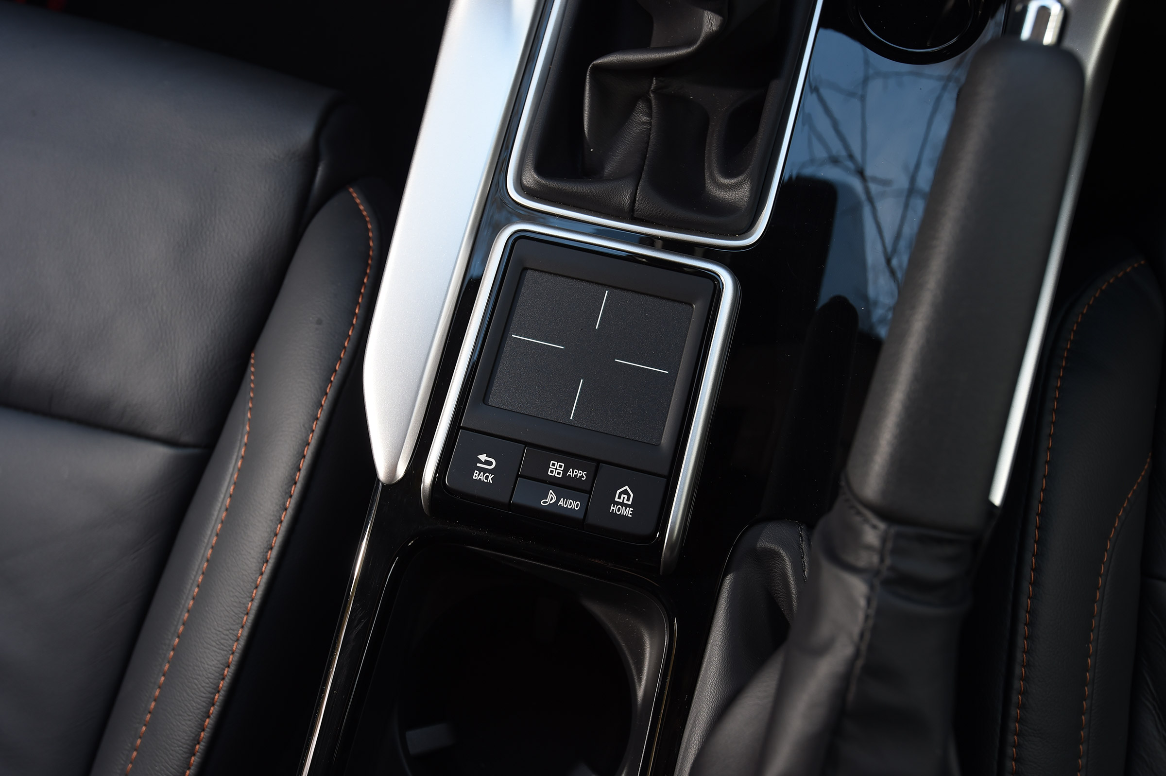 Mitsubishi Eclipse Cross First Edition - touchpad
