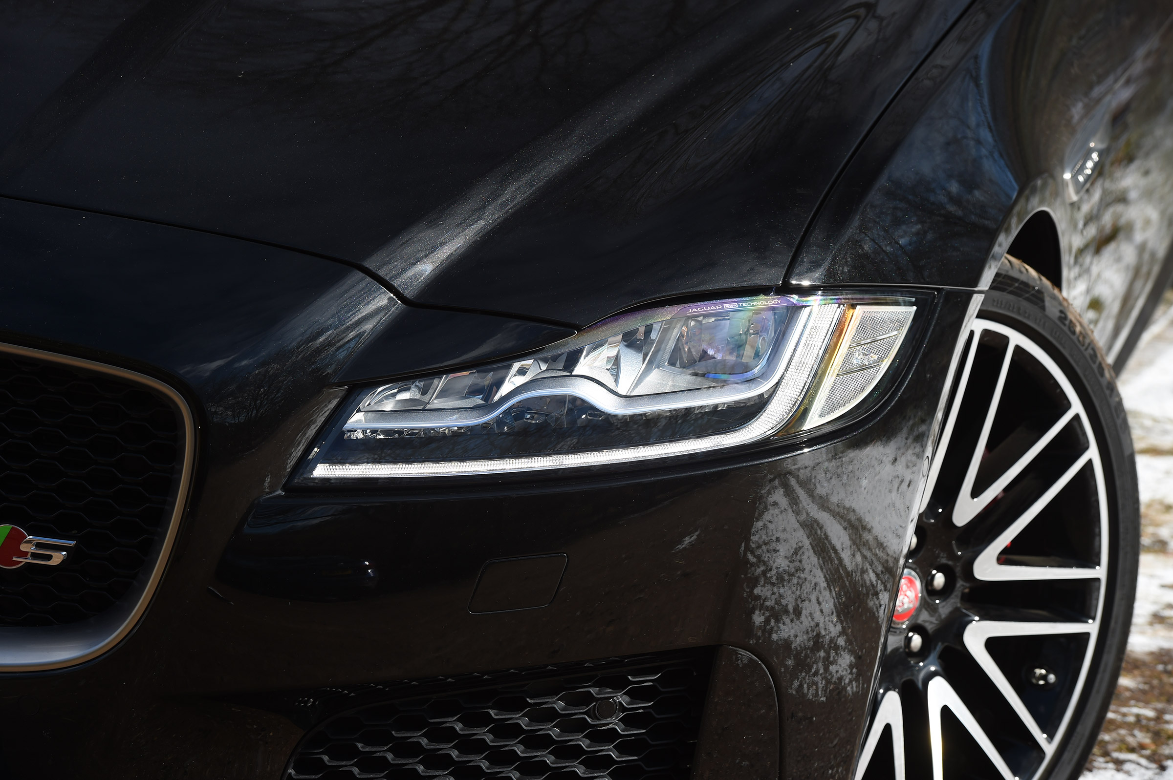 Jaguar XF Sportbrake 3.0 diesel S - front light