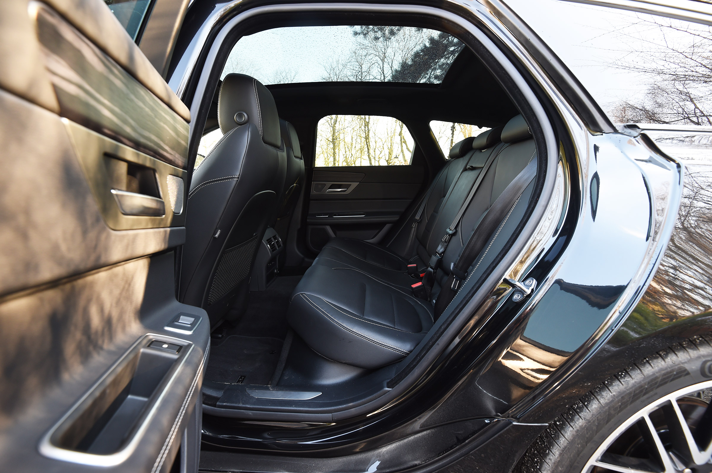Jaguar XF Sportbrake 3.0 diesel S - rear seats
